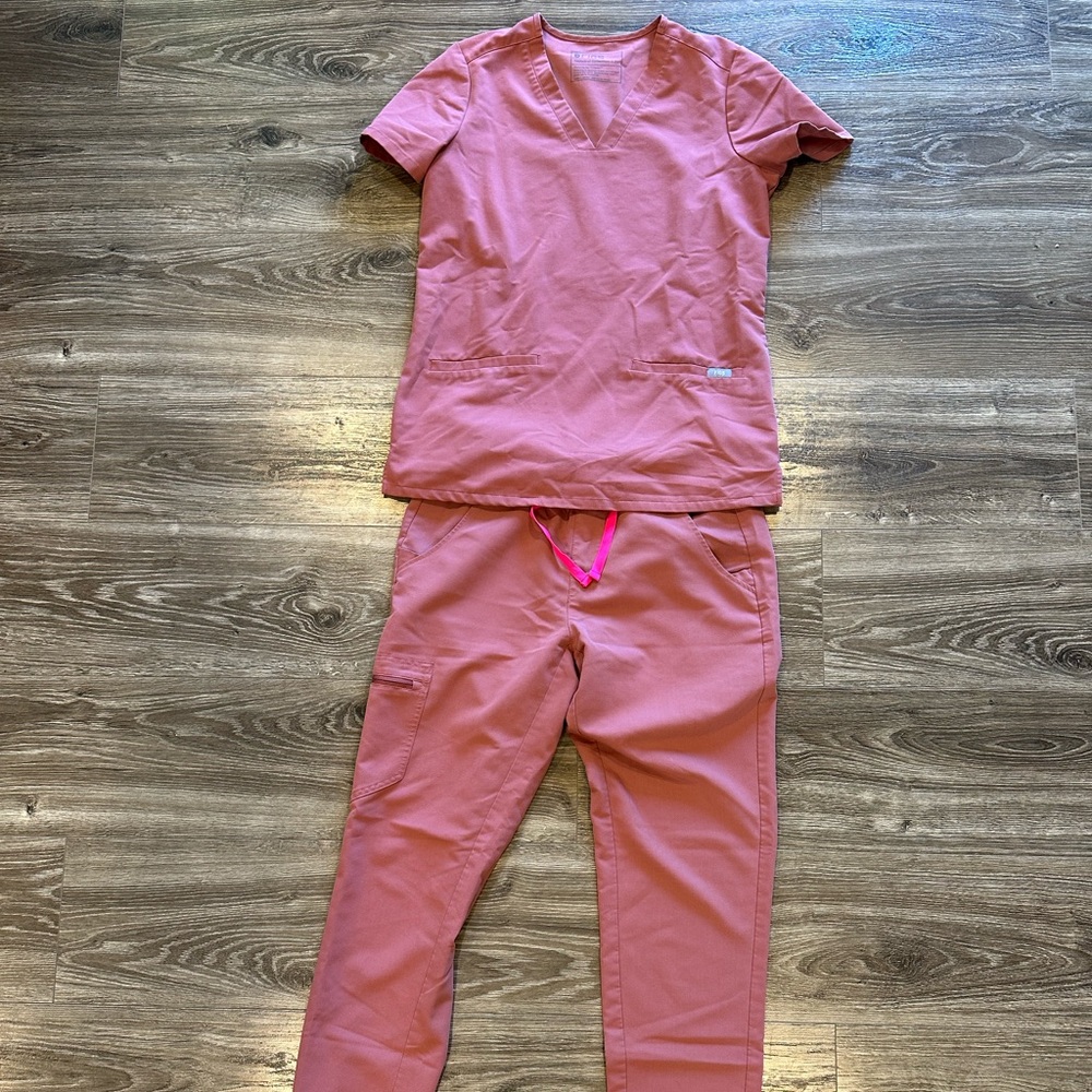 FIGS Mauve Scrub Set